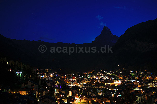 Matterhorn og Zermatt. Zermatt og Matterhorn i skumringen; ; Zermatt; Schweiz; ; ; Alperne, bjerglandskab, Alpelandskab