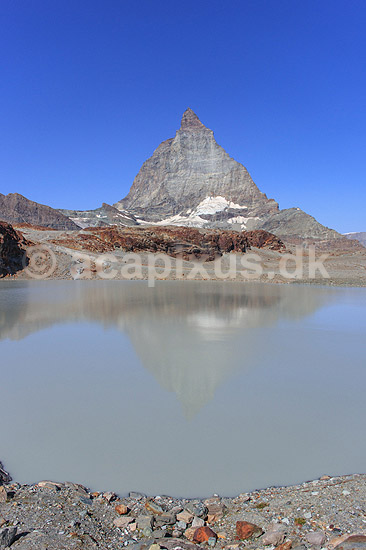 Matterhorn. Det ikoniske bjerg Matterhorn spejler sig i bjergs�en Theodulgletschersee; ; Trockener Steg / Zermatt; Schweiz; ; ; Alperne, bjerglandskab, Alpelandskab