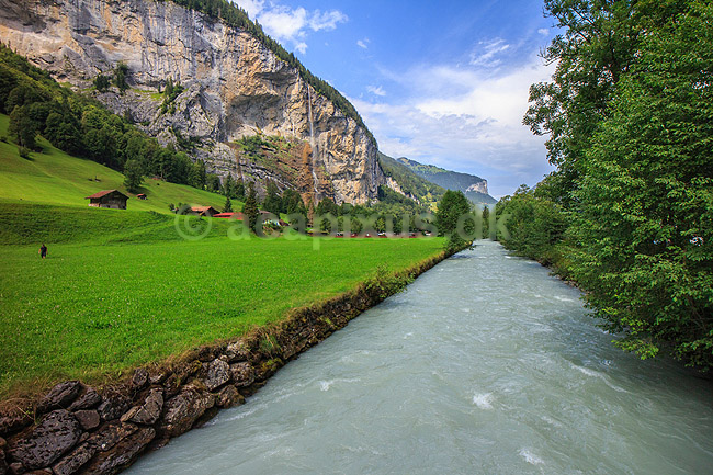Lauterbrunnen. Alpelandskab med floden Weisse L�tschine i Lauterbrunnental og Staubbach vandfaldet i baggrunden.; ; Lauterbrunnen; Schweiz; ; ; Floder, gletcherafsmeltning, smeltevand, Alperne