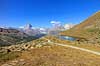 Matterhorn. Det ikoniske bjerg Matterhorn og bjergs�en Stellisee  Zermatt Schweiz   Alperne, bjerglandskab, Alpelandskab, bjergvandring