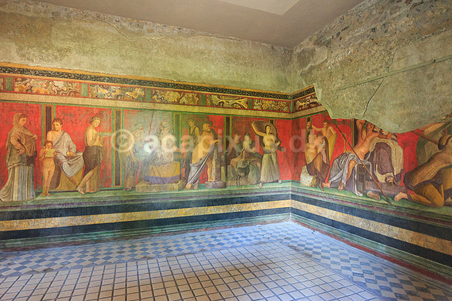 Pompeji. Dionysiac Frieze i spisestuen i Villa dei Misteri. En brud indvies til Dionyseus; ; Pompeji / Pompei / Pompeii / Napoli / Campania; Italien; ; ; Ark�ologi, vulkaner, vulkanudbrud, pyroplastisk flow, pyroplasma, Vesuvius, Vesuv, naturkatastrofer, turistsev�rdigheder, sev�rdigheder, turisme, Romerriget, romerne, ruiner, ruinbyer