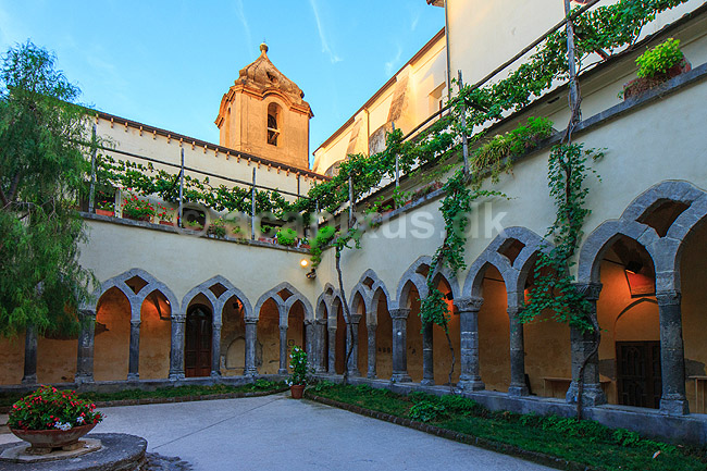 Chiostro di San Francesco. Den indre g�rd i San Francesco klosteret i Sorrento; ; Sorrento / Napoli / Campania; Italien; ; ; klostre, sev�rdigheder