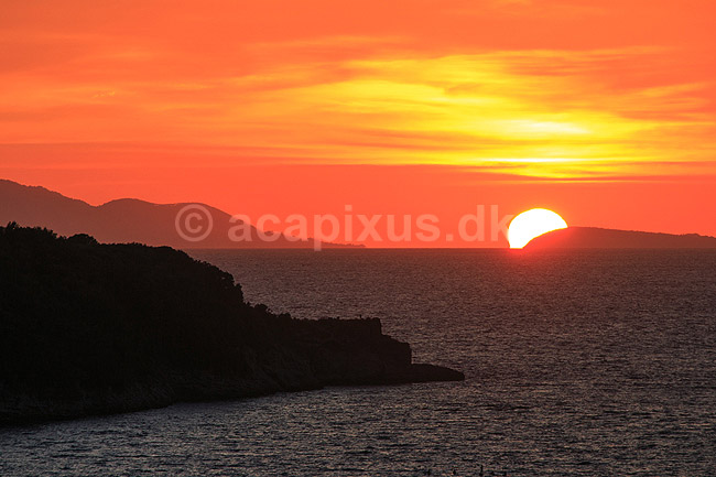 Solnedgang. Solen g�r ned over Napolibugten med Sorrento halv�en til venstre og Ischia til h�jre; ; Sorrento / Napoli / Campania; Italien; ; ; solnedgange, Middelhavet