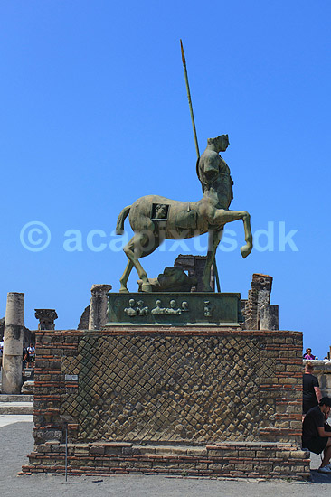 Statua di centauro. Nyere statue af Centaur el Kentau af Igor Mitoraj opstillet p� Forum of Pompeii; ; Pompeji / Pompei / Pompeii / Napoli / Campania; Italien; ; ; Ark�ologi, vulkaner, vulkanudbrud, pyroplastisk flow, pyroplasma, Vesuvius, Vesuv, naturkatastrofer, turistsev�rdigheder, sev�rdigheder, turisme, Romerriget, romerne, ruiner, ruinbyer