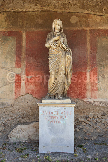 Eumachia. Statue af Eumachia i Edificio di Eumachia (Building of Eumachia) - replica, original udstillet p� museum; ; Pompeji / Pompei / Pompeii / Napoli / Campania; Italien; ; ; Ark�ologi, vulkaner, vulkanudbrud, pyroplastisk flow, pyroplasma, Vesuvius, Vesuv, naturkatastrofer, turistsev�rdigheder, sev�rdigheder, turisme, Romerriget, romerne, ruiner, ruinbyer