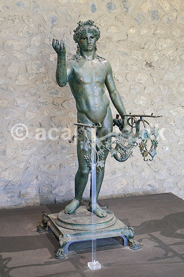 Ephebe lampe holder. Ephebe lampe holder fra Pompeji; ; Pompeji / Pompei / Pompeii / Napoli / Campania; Italien; ; ; Ark�ologi, vulkaner, vulkanudbrud, pyroplastisk flow, pyroplasma, Vesuvius, Vesuv, naturkatastrofer, turistsev�rdigheder, sev�rdigheder, turisme, Romerriget, romerne, ruiner, ruinbyer