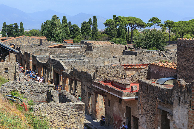 Pompeji. Udsigt over huse og gader i Pompeji set fra Casina dell'Aquila; ; Pompeji / Pompei / Pompeii / Napoli / Campania; Italien; ; ; Ark�ologi, vulkaner, vulkanudbrud, pyroplastisk flow, pyroplasma, Vesuvius, Vesuv, naturkatastrofer, turistsev�rdigheder, sev�rdigheder, turisme, Romerriget, romerne, ruiner, ruinbyer