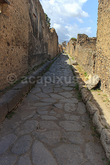 Pompeji. Brostensgade i Pompeji; ; Pompeji / Pompei / Pompeii / Napoli / Campania; Italien; ; ; Ark�ologi, vulkaner, vulkanudbrud, pyroplastisk flow, pyroplasma, Vesuvius, Vesuv, naturkatastrofer, turistsev�rdigheder, sev�rdigheder, turisme, Romerriget, romerne, ruiner, ruinbyer