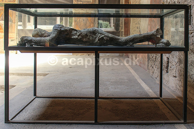 Pompeji. Afst�bning af beboer i Pompeii indebr�ndt i den varme pyroplasma - udstillet i Villa dei Misteri; ; Pompeji / Pompei / Pompeii / Napoli / Campania; Italien; ; ; Ark�ologi, vulkaner, vulkanudbrud, pyroplastisk flow, pyroplasma, Vesuvius, Vesuv, naturkatastrofer, turistsev�rdigheder, sev�rdigheder, turisme, Romerriget, romerne, ruiner, ruinbyer