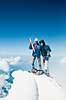 Bjergbestigere. Bjergbestigere p� toppen af Mont Blanc som med 4.808 meter (2021) er det h�jeste bjerg i Alperne - reprocessing af KOL12097  Mont Blanc / Chamonix Frankrig   Bjergbestigning, Monte Bianco, Mt Blanc, bjergtop, alpetop, is�kse, steigeisen, klatrereb, Mont Blanc massif
