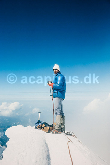 Bjergbestiger. Bjergbestiger p� toppen af Mont Blanc som med 4.808 meter (2021) er det h�jeste bjerg i Alperne - reprocessing af KOL12098; ; Mont Blanc / Chamonix; Frankrig; ; ; Bjergbestigning, Monte Bianco, Mt Blanc, bjergtop, alpetop, is�kse, steigeisen, klatrereb, Mont Blanc massif