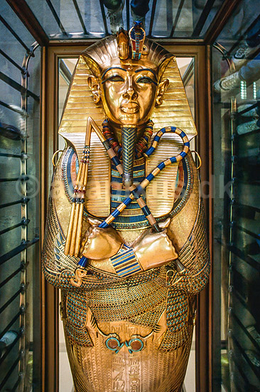 Tutankhamun. Tutankhamun's mumiekiste p� Egyptologisk Museum i Cairo - Den inderste af tre mumiekister, Massivt guld. ( reprocessering af KOL12280 ) ; ; Egyptologisk Museum / Cairo; Egypten; Afrika; ; guld, guldskat, guldskatte, museer, farao, pharao, pharaoer, gudekonge, ark�ologi, kulturhistorie, verdensarv, Tutankhamon, Tutankhamen, Tutankhaten, King Tut, mumier, d�dsrige