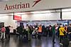 Aflyste fly fra Austrian Airlines. Rejsende ved Austrian Airlines service centre i Wien lufthavn - alle Austrian Airlines fly er aflyst eller forsinkede pga strejke  Vienna International Airport / Wien �strig   Flughafen Wien Schwechat luftfart flyselskaber flytrafik arbejdsnedl�ggelse