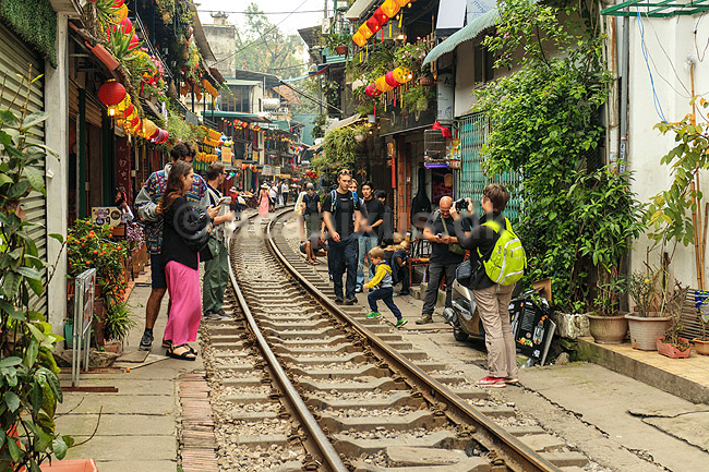 Train street i Hanoi. Turister i den med mellemrum lukkede Train Street gade i Hanoi. Myndighederne har haft lukket gaden pga rissikoen med de gennek�rende tog; ; Hanoi; Vietnam; ; Sev�rdigheder; Jernbaner, togskinner