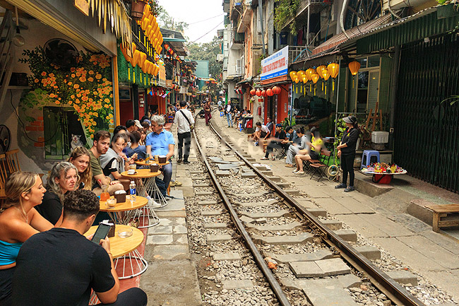 Train street i Hanoi. Turister i den med mellemrum lukkede Train Street gade i Hanoi. Myndighederne har haft lukket gaden pga rissikoen med de gennek�rende tog; ; Hanoi; Vietnam; ; Sev�rdigheder; Jernbaner, togskinner