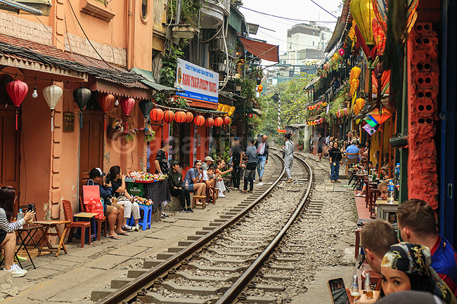 Train street i Hanoi. Turister i den med mellemrum lukkede Train Street gade i Hanoi. Myndighederne har haft lukket gaden pga rissikoen med de gennek�rende tog; ; Hanoi; Vietnam; ; Sev�rdigheder; Jernbaner, togskinner