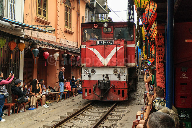 Train street i Hanoi. Tog passerer gennem Train Street gade i Hanoi. Myndighederne har haft lukket gaden pga rissikoen med de gennek�rende tog; ; Hanoi; Vietnam; ; Sev�rdigheder; Jernbaner, togskinner, lokomotiv