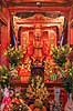 Temple Of Literature i Hanoi. Offergaver og blomster foran statue i Temple Of Literature i Hanoi  Temple Of Literature / Hanoi Vietnam  Sev�rdigheder Turisme
