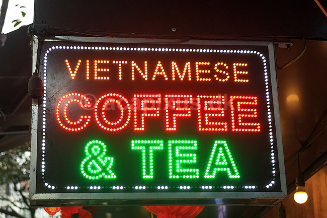 Kaffe og the reklameskilt. Reklameskilt med teksten Vietnamese Coffee and Tea udenfor kaffehus i Hanoi i Vietnam; ; Hanoi; Vietnam; ; ; Drikkevarer, varme drikke