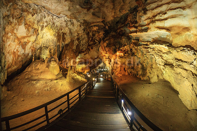 Paradise Cave. Boardwalk i Paradise Cave i Phong Nha Ke Bang National Park i Vietnam; ; Phong Nha - Ke Bang; Vietnam; ; Sev�rdigheder; Huer, hulesystem