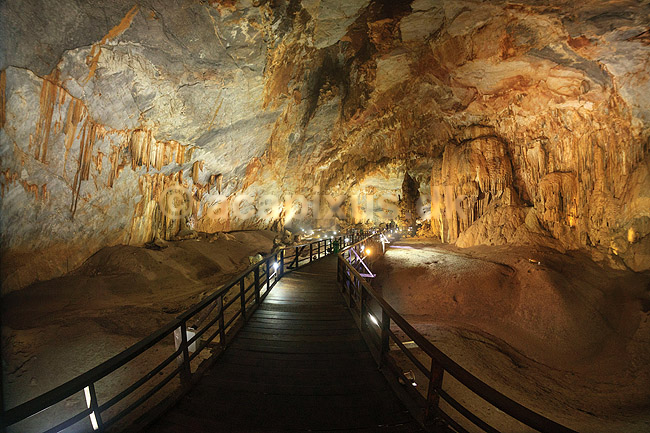 Paradise Cave. Boardwalk i Paradise Cave i Phong Nha Ke Bang National Park i Vietnam; ; Phong Nha - Ke Bang; Vietnam; ; Sev�rdigheder; Huer, hulesystem