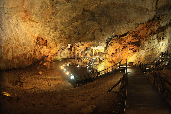 Paradise Cave. Boardwalk i Paradise Cave i Phong Nha Ke Bang National Park i Vietnam; ; Phong Nha - Ke Bang; Vietnam; ; Sev�rdigheder; Huer, hulesystem