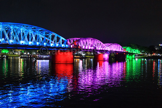 Bro over Perfume River. Bro over Perfume River i Hue oplyst i klare farver; ; Hue; Vietnam; ; Sev�rdigheder; Broer, reflektioner, floder
