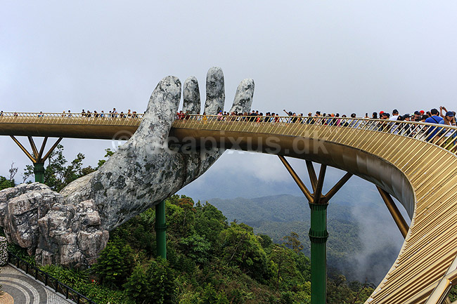 Golden Bridge. Golden Bridge - turistsev�rdighed i Ba Na Hills forlystelsesparken i Vietnam; ; Ba Na Hills / Da Nang; Vietnam; ; Sev�rdigheder; Forlystelsesparker