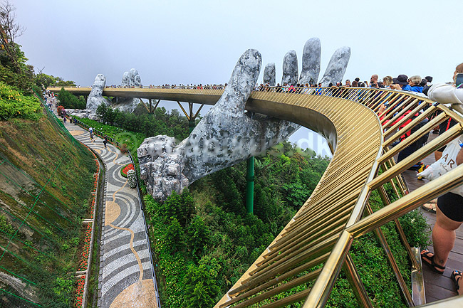Golden Bridge. Golden Bridge - turistsev�rdighed i Ba Na Hills forlystelsesparken i Vietnam; ; Ba Na Hills / Da Nang; Vietnam; ; Sev�rdigheder; Forlystelsesparker
