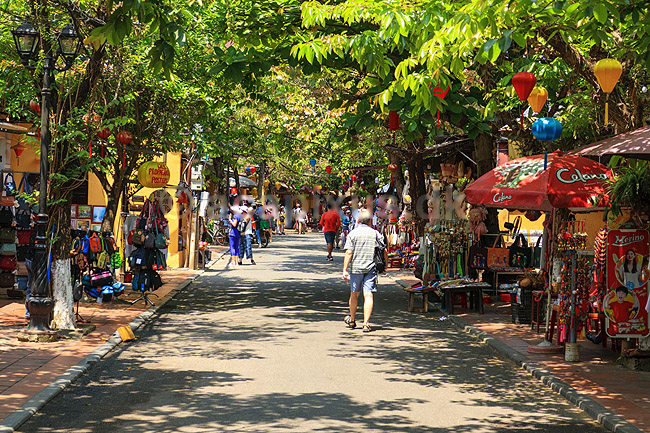 Hoi An. Gade i Hoi An, der kom p� UNESCO World Heritage Site listen i 1999 og derefter blev en mega turistattraction; ; Hoi An; Vietnam; ; Sev�rdigheder; Faifoo, UNESCO Verdens Arv