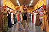 Silke butik. Butik med silkekjoler i Hoi An, der kom p� UNESCO World Heritage Site listen i 1999 og derefter blev en mega turistattraction  Hoi An Vietnam  Sev�rdigheder Kl�der