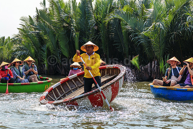 Turister i risb�de i Hoi An. Turister i traditionel tur i risb�de i Hoi An, der kom p� UNESCO World Heritage Site listen i 1999 og derefter blev en mega turistattraction; ; Hoi An; Vietnam; ; Sev�rdigheder; 