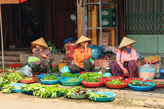 Gades�lgere s�lger salat. Gades�lgere udenfor marked i Hoi An, der kom p� UNESCO World Heritage Site listen i 1999 og derefter blev en mega turistattraction; ; Hoi An; Vietnam; ; Sev�rdigheder; 