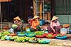 Gades�lgere s�lger salat. Gades�lgere udenfor marked i Hoi An, der kom p� UNESCO World Heritage Site listen i 1999 og derefter blev en mega turistattraction  Hoi An Vietnam  Sev�rdigheder 