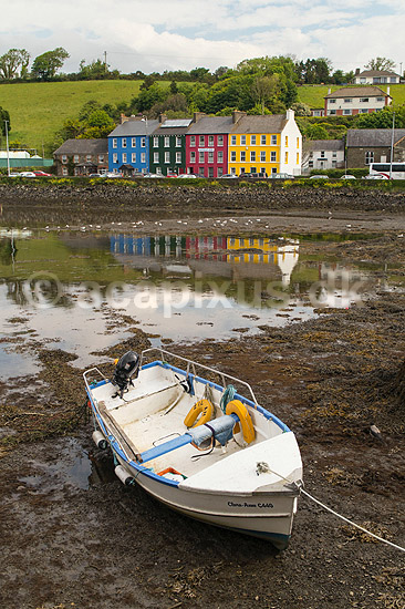 Bantry. Motorb�d ved ebbe i havnen og huse langs Harbour Road i Bantry, Irland; ; Bantry; Irland; ; ; Fiskeri, p�h�ngsmotor, redningsvest