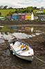 Bantry. Motorb�d ved ebbe i havnen og huse langs Harbour Road i Bantry, Irland  Bantry Irland   Fiskeri, p�h�ngsmotor, redningsvest