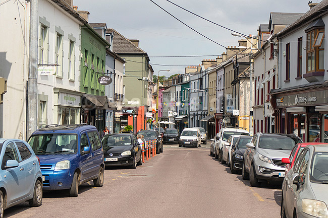Bantry. Biler parkeret i Bridge Street og New Street i Bantry, Irland; ; Bantry; Irland; ; ; Biler