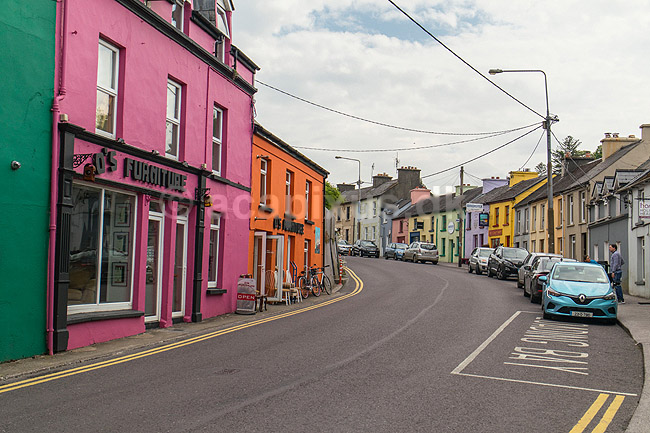 Bantry. Farvest�lende huse p� Glengarriff Road i Bantry, Irland; ; Glengarriff Rd / Bantry; Irland; ; ; Maling