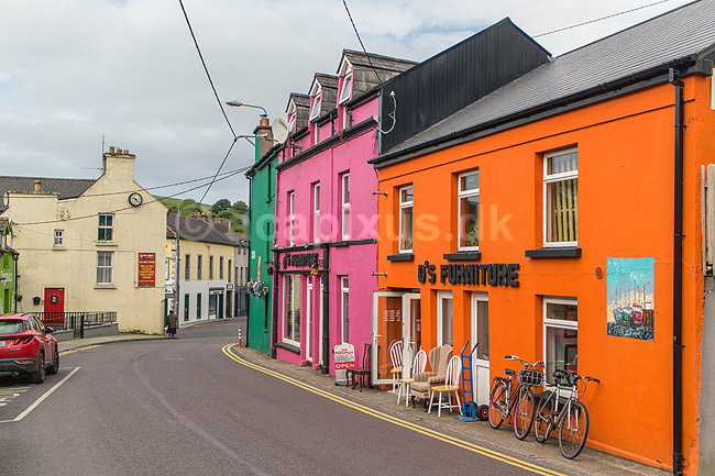Bantry. Farvest�lende huse p� Glengarriff Road i Bantry, Irland; ; Glengarriff Rd / Bantry; Irland; ; ; Maling