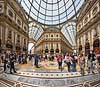 Galleria Vittorio Emanuele II i Malano. Handelsarkaden Galleria Vittorio Emanuele II fyldt med dyre modebutikker i Milano  Galleria Vittorio Emanuele II i Malano / Milano Italien  Sev�rdigheder Handel, shopping, mode