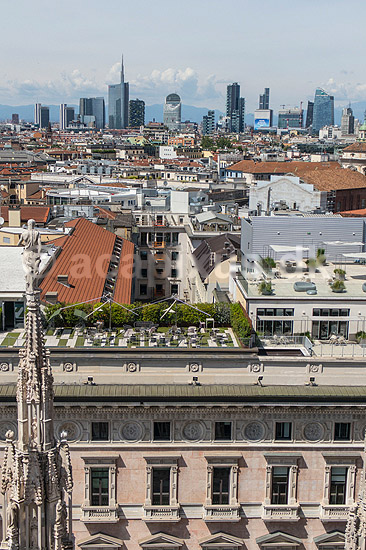 Milano skyline. Moderne business distrikt i Milano n�r Porta Garibaldi set fra Duomo di Milano; ; Milano; Italien; ; Sev�rdigheder; H�jhuse, skyskrabere