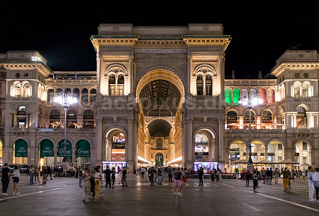 Galleria Vittorio Emanuele II i Malano. Handelsarkaden Galleria Vittorio Emanuele II fyldt med dyre modebutikker i Milano; ; Galleria Vittorio Emanuele II i Malano / Milano; Italien; ; Sev�rdigheder; Handel, shopping, mode