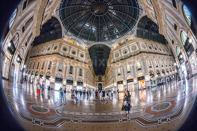 Galleria Vittorio Emanuele II i Malano. Handelsarkaden Galleria Vittorio Emanuele II fyldt med dyre modebutikker i Milano; ; Galleria Vittorio Emanuele II i Malano / Milano; Italien; ; Sev�rdigheder; Handel, shopping, mode