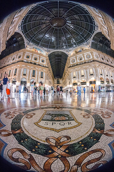 Galleria Vittorio Emanuele II i Malano. Handelsarkaden Galleria Vittorio Emanuele II fyldt med dyre modebutikker i Milano; ; Galleria Vittorio Emanuele II i Malano / Milano; Italien; ; Sev�rdigheder; Handel, shopping, mode