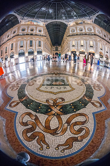 Galleria Vittorio Emanuele II i Malano. Handelsarkaden Galleria Vittorio Emanuele II fyldt med dyre modebutikker i Milano; ; Galleria Vittorio Emanuele II i Malano / Milano; Italien; ; Sev�rdigheder; Handel, shopping, mode
