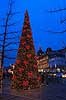 Julemarked p� Kongens Nytorv. Juletr� med r�de hjerter til Julemarked p� Kongens Nytorv - i baggrunden Magasin du Nord  Kongens Nytorv / K�benhavn Danmark  Sev�rdigheder Handel, julemarkeder, juleudsmykning, julestemning
