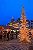Julemarked p� Kongens Nytorv. Juletr� med lys til Julemarked p� Kongens Nytorv - i baggrunden Magasin du Nord  Kongens Nytorv / K�benhavn Danmark  Sev�rdigheder Handel, julemarkeder, juleudsmykning, julestemning