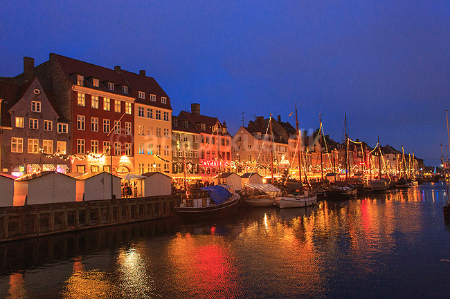 Julemarked p� Nyhavn. Juleudsmykning til Julemarked p� Nyhavn; ; Nyhavn / K�benhavn; Danmark; ; Sev�rdigheder; Handel, julemarkeder, juleudsmykning, julestemning