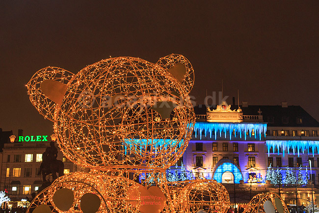 Julemarked p� Kongens Nytorv. Juleudsmykning af lysende bamse til Julemarked p� Kongens Nytorv - i baggrunden Hotel D Angleterre; ; Kongens Nytorv / K�benhavn; Danmark; ; Sev�rdigheder; Handel, julemarkeder, juleudsmykning, julestemning