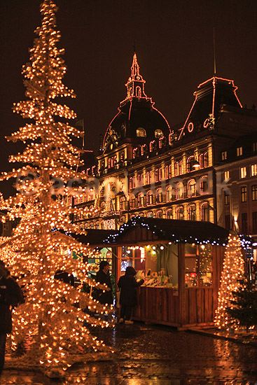 Julemarked p� Kongens Nytorv. Juletr� med lys til Julemarked p� Kongens Nytorv - i baggrunden Magasin du Nord; ; Kongens Nytorv / K�benhavn; Danmark; ; Sev�rdigheder; Handel, julemarkeder, juleudsmykning, julestemning